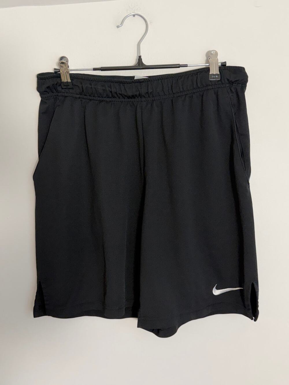 Nike Men's Black Athletic Shorts size medium 7.5" inseam